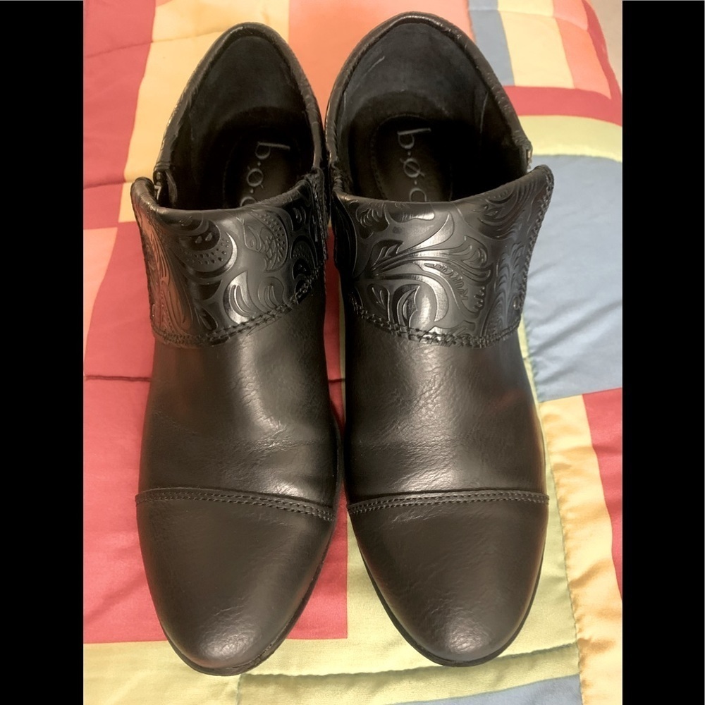 B.O.C Black Zip Etched Ankle Booties Sz 6.5